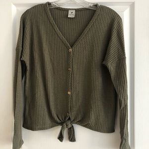 5/$25 Olive V-Neck Thermal
